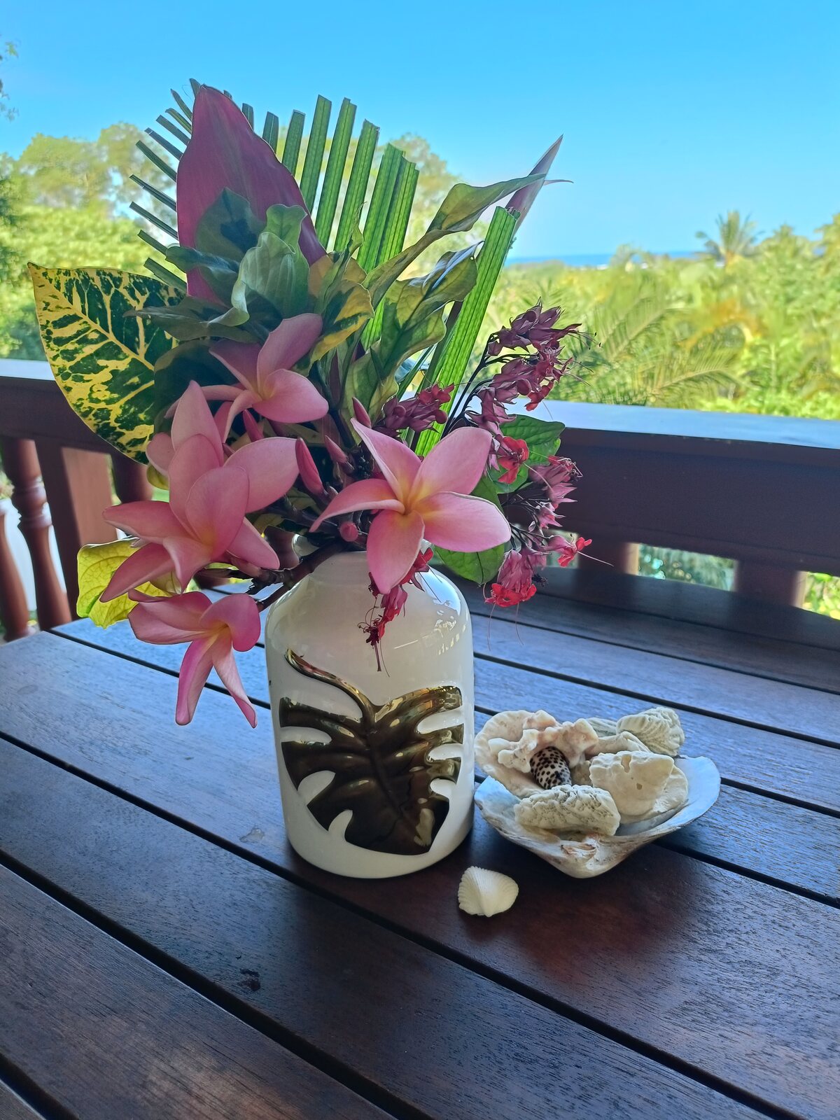 Tropical flower arrangement welcoming guests to Kaute