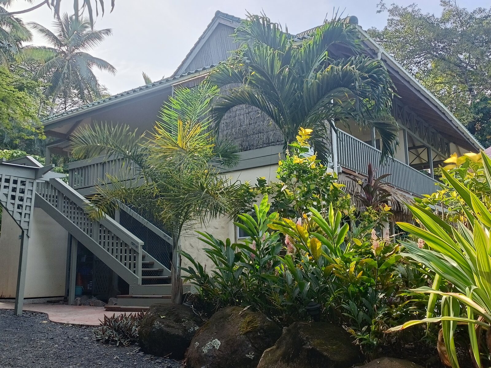 Kaute upper-level studio among tropical gardens