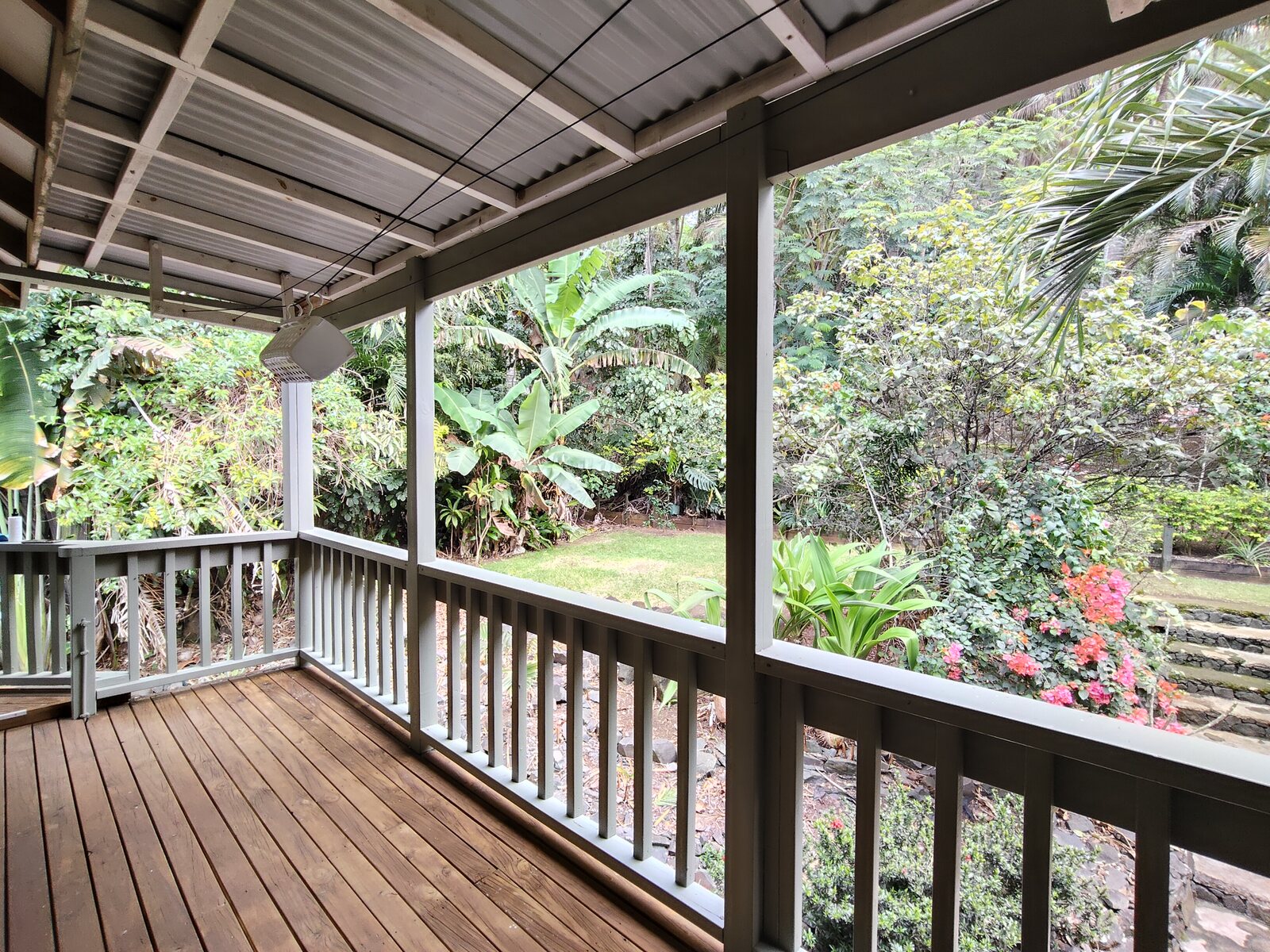 Kaute covered veranda overlooking tropical gardens