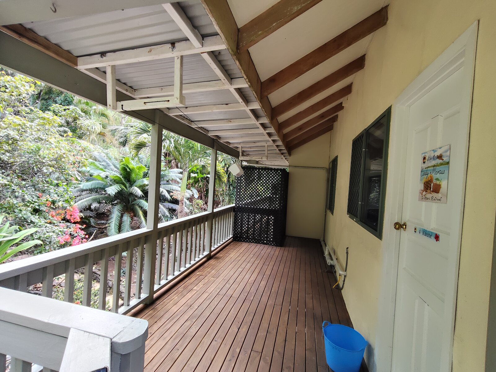 Kaute private covered veranda and garden surrounds