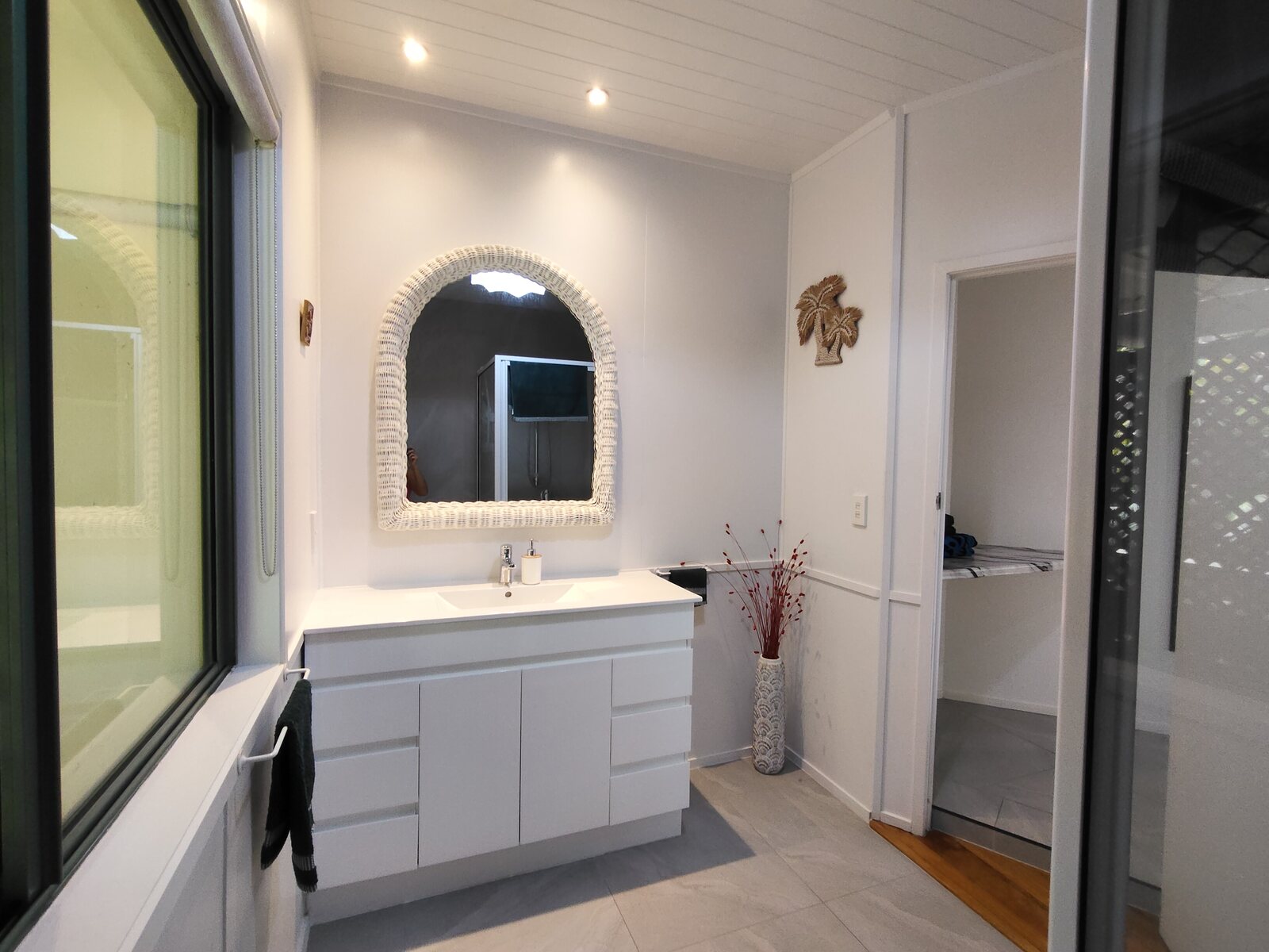 Bathroom vanity and mirror in Kaute