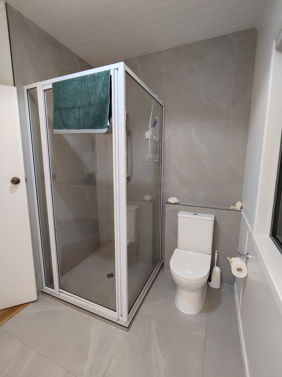 Walk-in shower and bathroom in Kaute