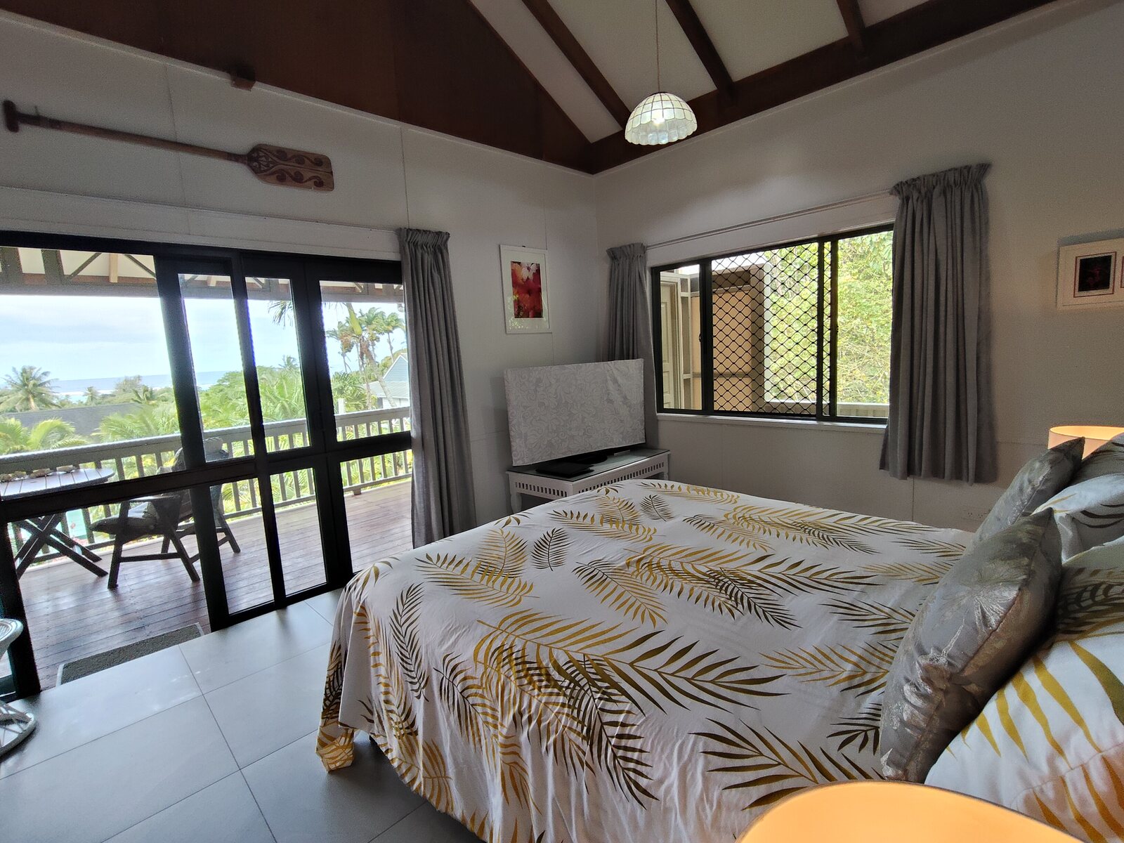 Kaute king bed with balcony and ocean view