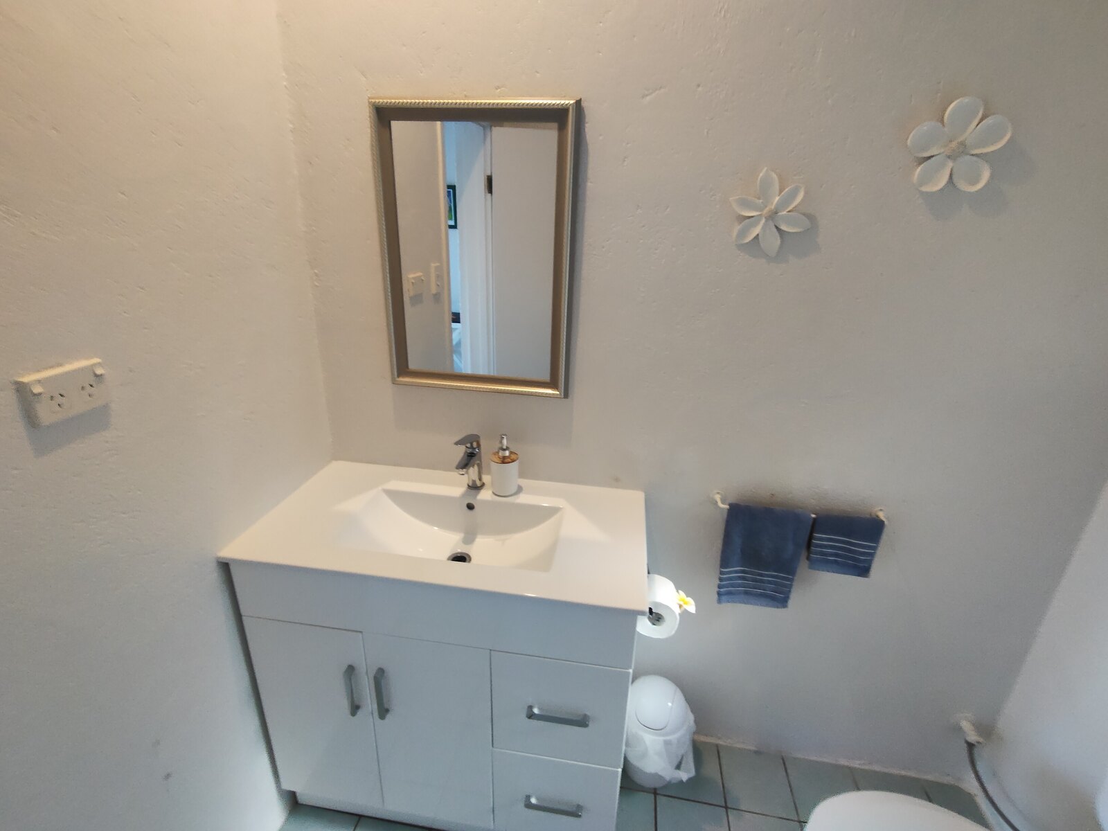 Kaute private bathroom vanity and mirror