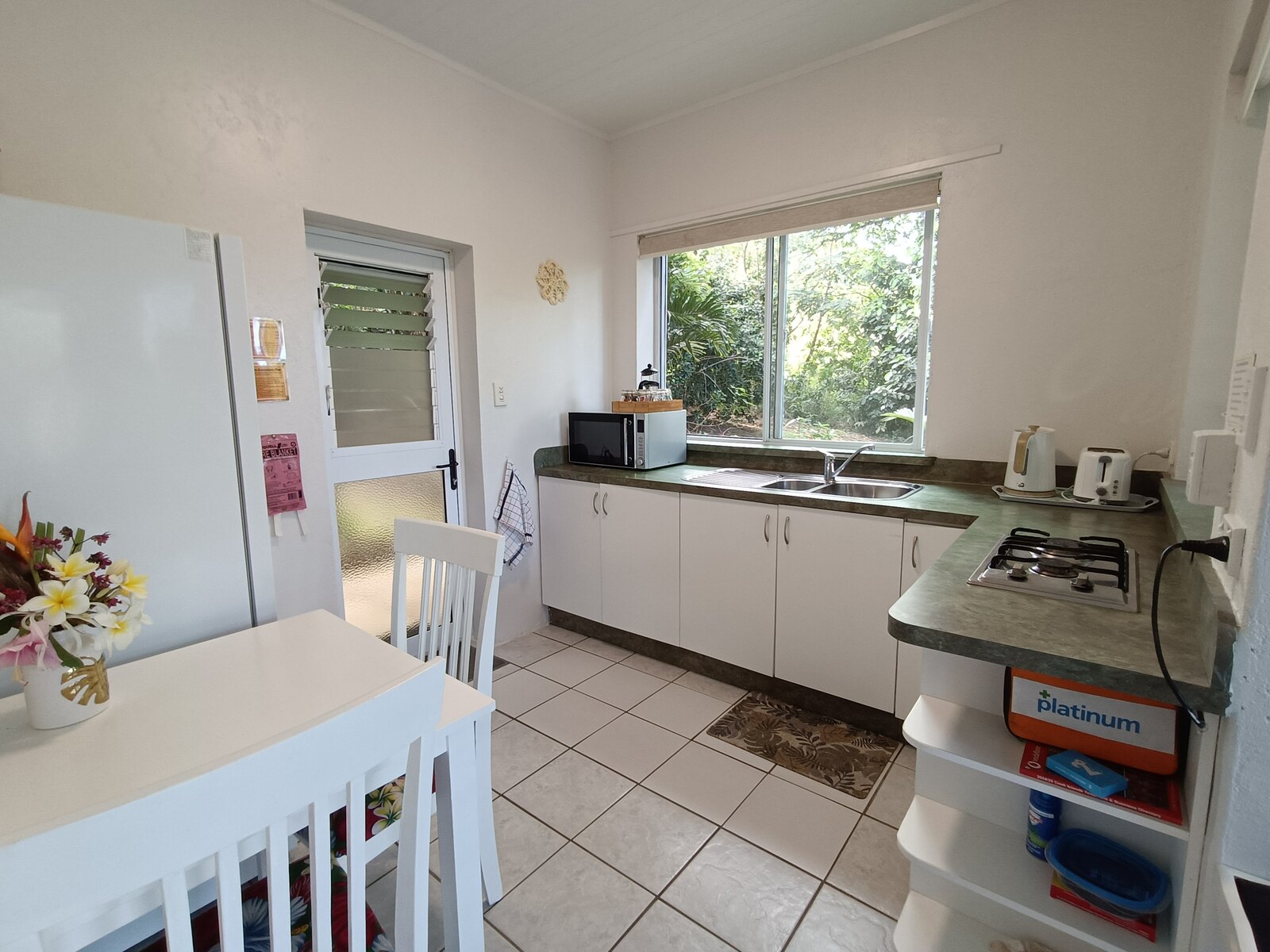 Kaute kitchen and indoor dining area
