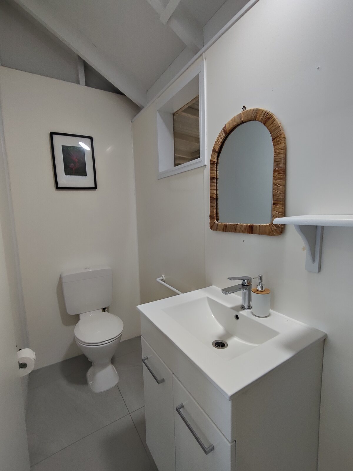 Kukupa private bathroom vanity and toilet