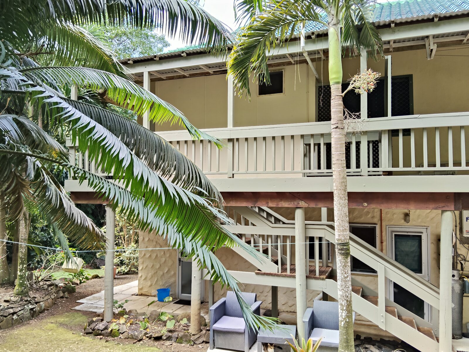 Upper-level Kukupa apartment and covered veranda