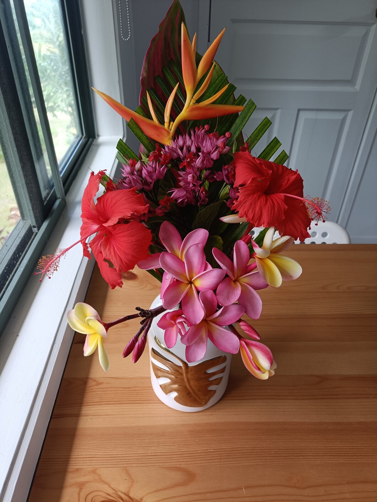 Tropical flower arrangement welcoming guests to Kukupa