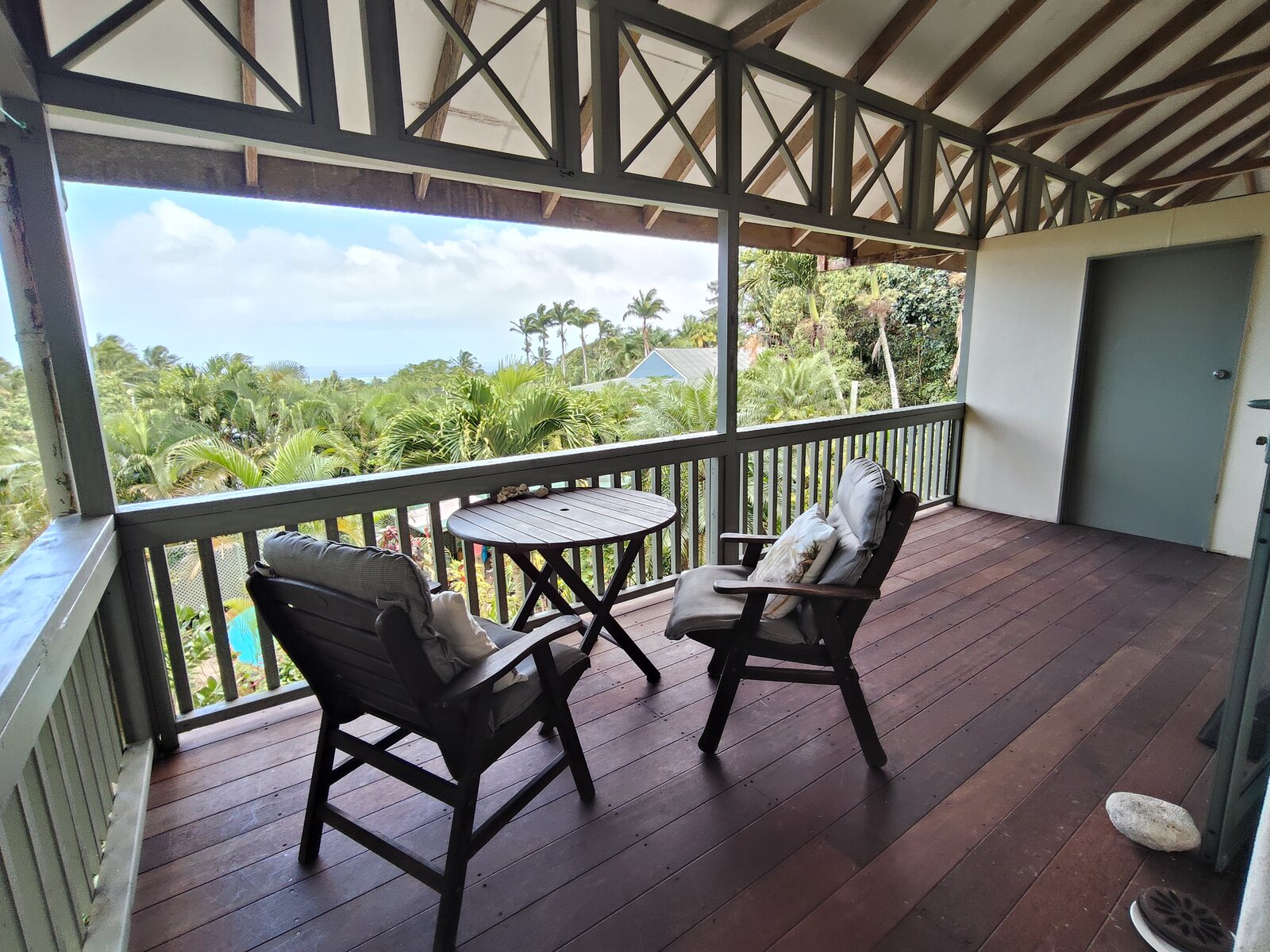 Kukupa covered veranda with outdoor seating