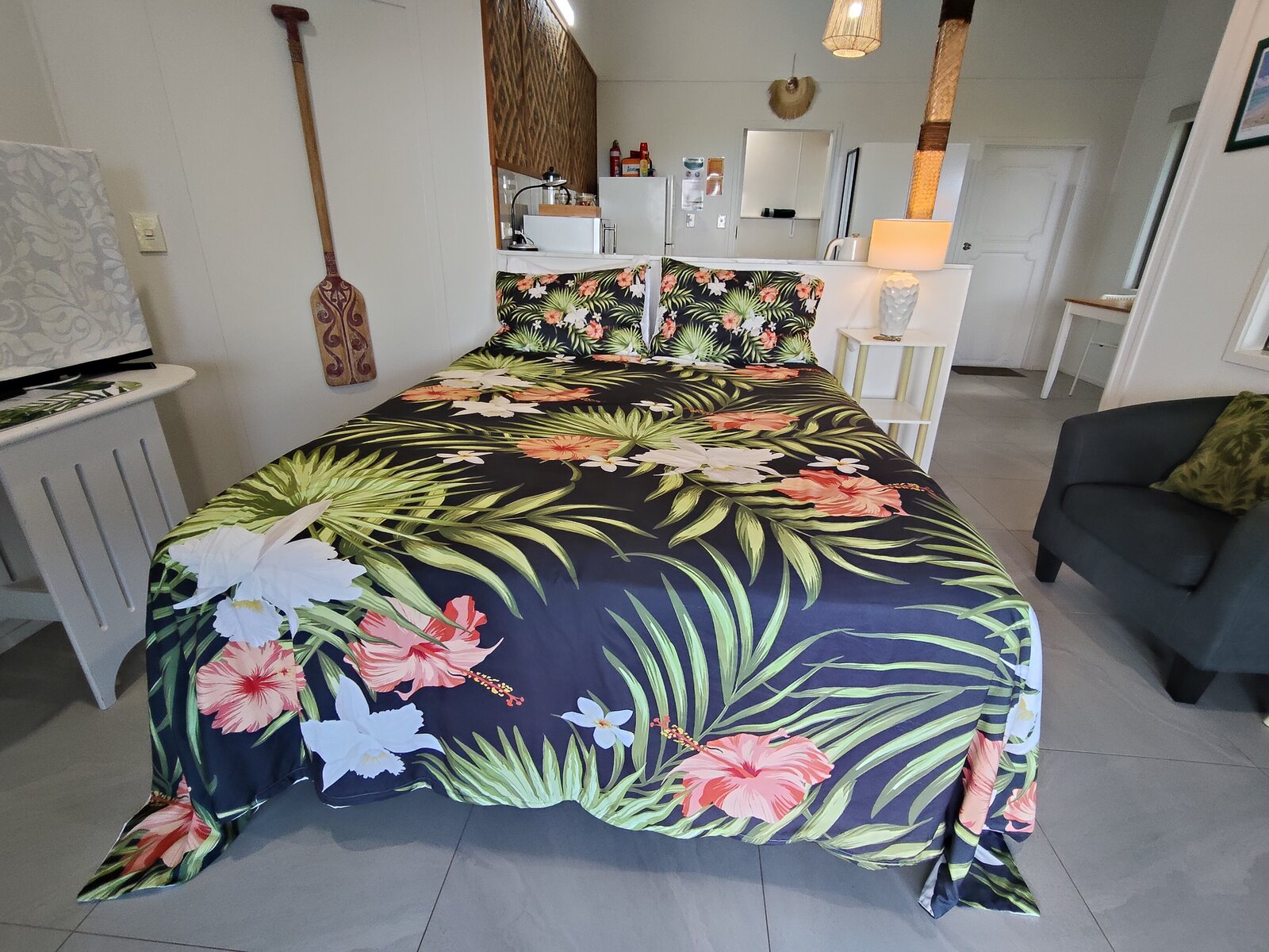 Kukupa queen bedroom with tropical floral bedding