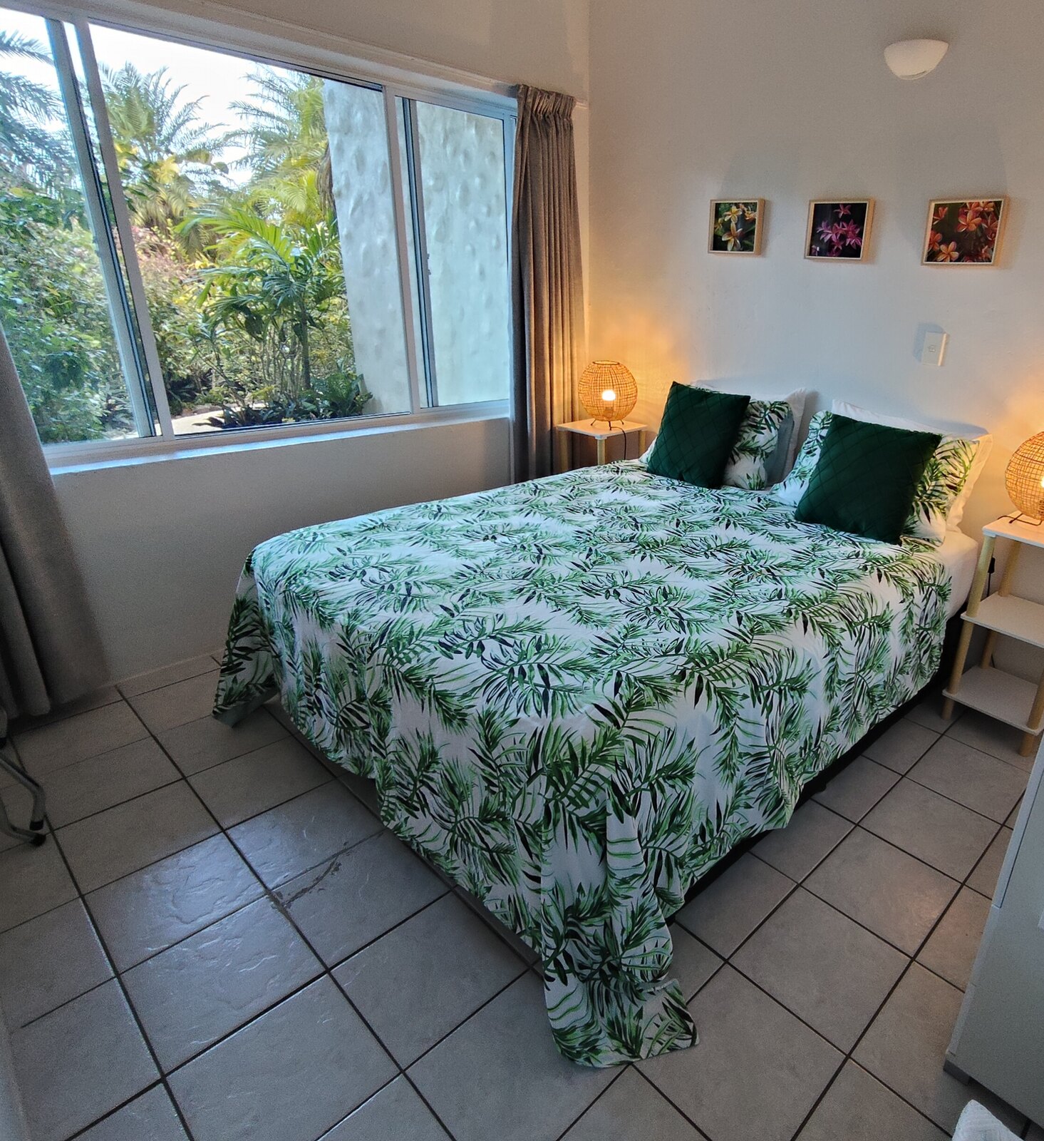 Moko king bedroom with tropical green bedding