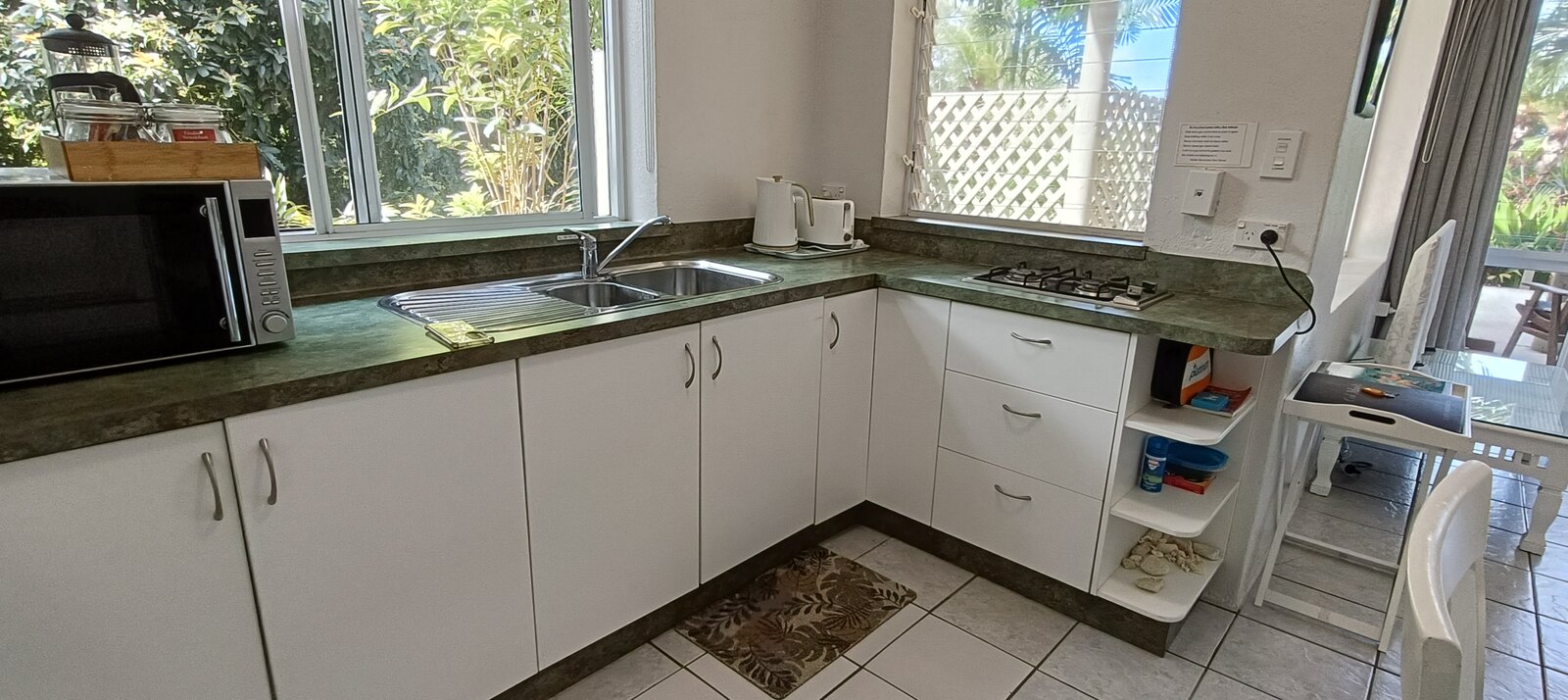 Moko kitchen with tropical garden outlook